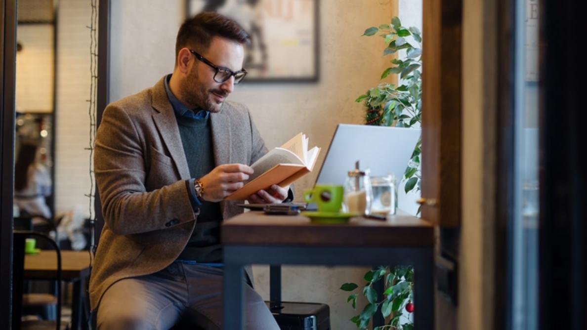 Planificare financiară personalizată cu documente și calculator pe masă